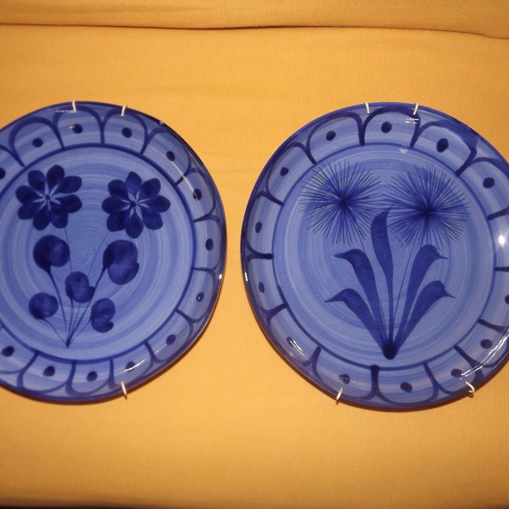 Vendo n.2 piatti in ceramica con supporto da appendere a parete al muro. Circonferenza 25cm (prezzo dei due piatto vendibili anche separatamente)