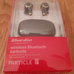 ich verkaufe komplett neue, nicht verwendete Bluetooth earbuds.
Nur zum testen der Aufbewarungsbox, die zugleich auch die Ladeschale ist.
Einfach die Box mit Mini-USB anschließen und die earbuds laden lassen, incl. grüner Status-LED, s. Fotos.
Der Preis ist ein Festpreis. Versand innerhalb D möglich.