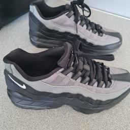 NIKE AIR GENUINE TRAINERS
SIZE 5
WORN TWICE
IMMACULATE CONDILTION LIKE NEW SON OUTGROWN HASNT HAD CHANCE TO WEAR THEM.  JUST WANT SOME BACK TO REPLACE FOR HIM
£50
COLLECTION
VANGE BASILDON
OOS
