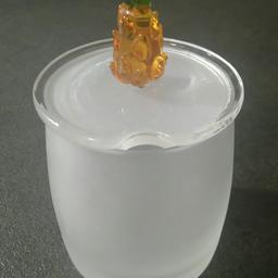 Verkaufe eine neue Zuckerdose aus Milchglas mit einer Ananas als Griff! Höhe 9 cm, Durchmesser ca 7 cm...