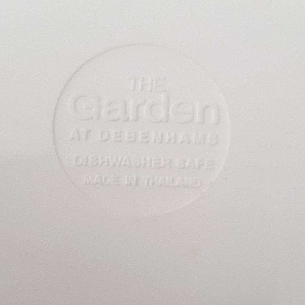 DEBENHAMS 18 PC MELAMINE DINNER SET in DY1 Dudley for £10.00 for sale