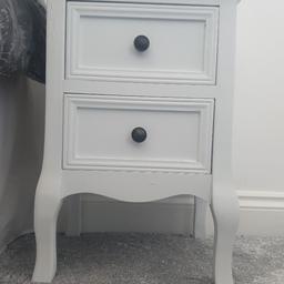 2 White Bedside Tables
Each Has 2 Draws
13.5" Wide
12" Deep
19.5" Tall

Great Conditon, Very Very Little Use (If Any) As Have Been In Our Guest Room.