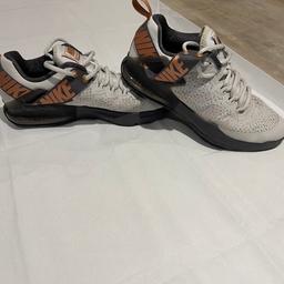 Nike trainers 
Excellent condition 
Size 6