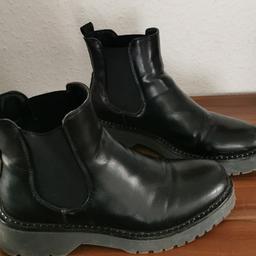 Verkaufe schwarze gut erhaltene Stiefel wenig getragen.. In der Größe 40.. Ich selber trage 39 und finde sie perfekt

Schuhe
Stiefel
Boots
Stiefelette