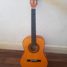 Selling this acoustic guitar, hardly used and in good condition. 
Medium sized guitar