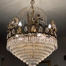 Meraviglioso lampadario fine anni 70, placcato in oro con cristalli pregiati di Murano e decorazioni floreali.