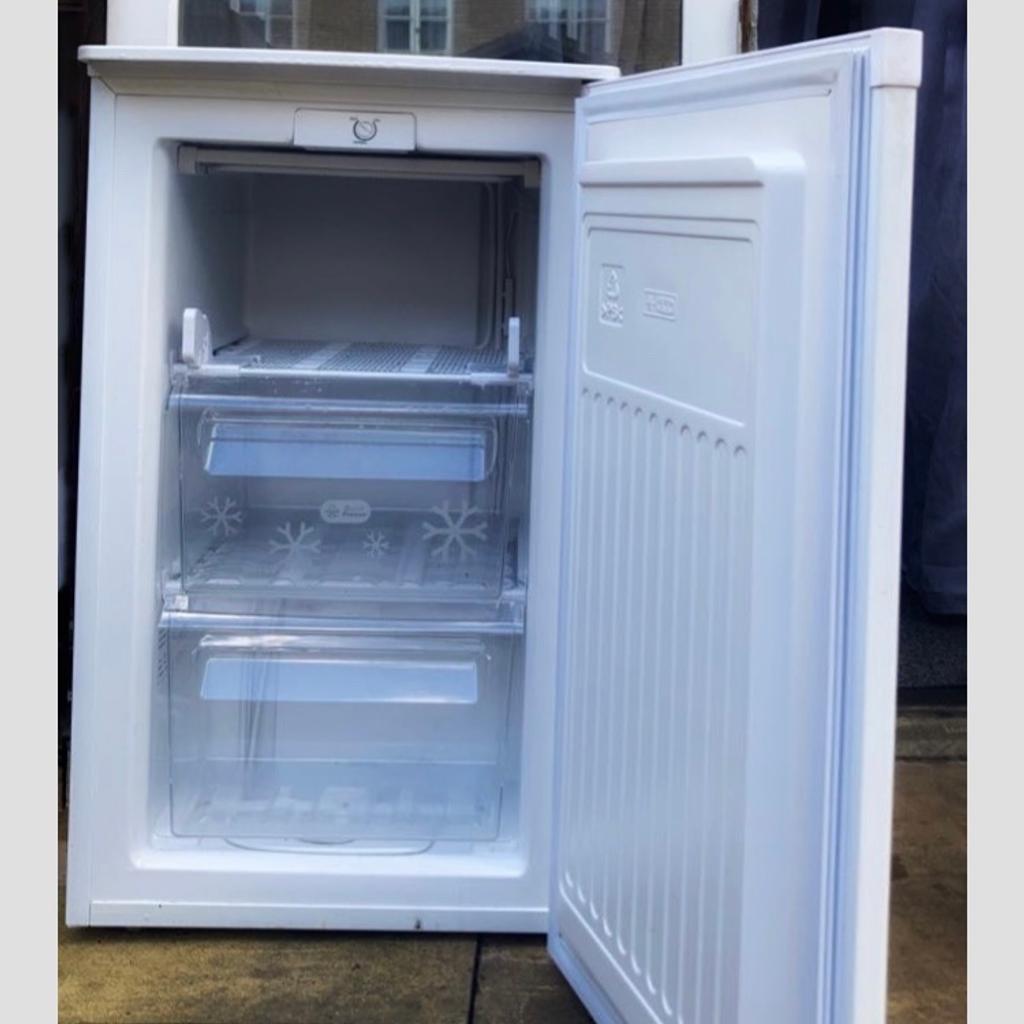 Zanussi undercounter frost free freezer in E14 London für 50,00 £ zum