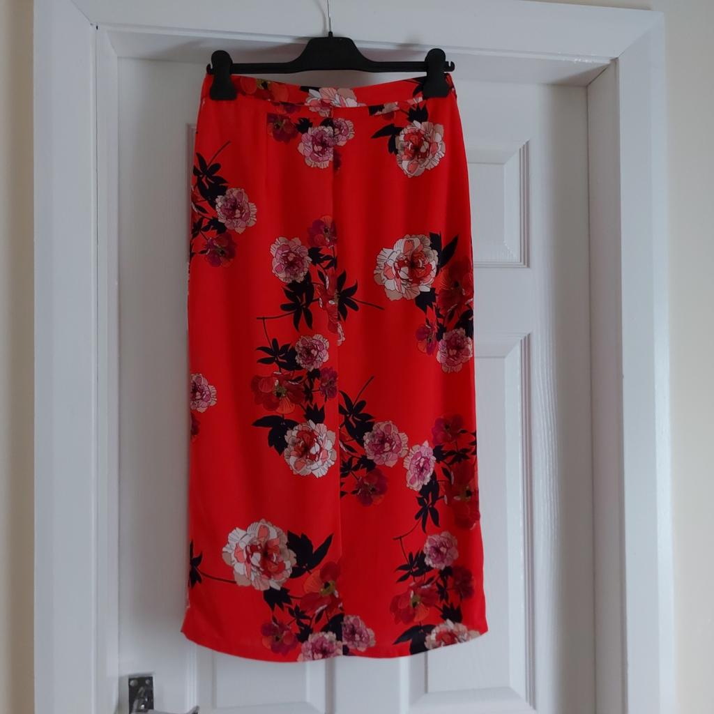 Skirt “Oasis” Scarf Floral Column Skirt
Red Mix Colour New With Tags

Actual Size: cm

Length: 79 cm

Length: 79 cm side

Volume Waist: 72 cm – 73 cm

Volume Hips: 84 cm – 86 cm

Length Belt: 85 cm

Width belt: 3 cm

Size: 10 (UK) Eur 36

Main: 100 % Polyester

Lining: 100 % Polyester

Made in China

Retail Price £ 39.00