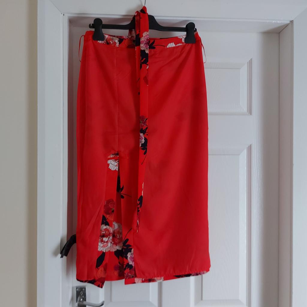 Skirt “Oasis” Scarf Floral Column Skirt
Red Mix Colour New With Tags

Actual Size: cm

Length: 79 cm

Length: 79 cm side

Volume Waist: 72 cm – 73 cm

Volume Hips: 84 cm – 86 cm

Length Belt: 85 cm

Width belt: 3 cm

Size: 10 (UK) Eur 36

Main: 100 % Polyester

Lining: 100 % Polyester

Made in China

Retail Price £ 39.00
