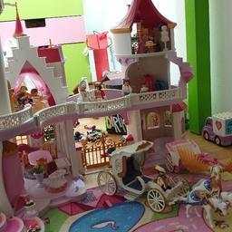 Verkaufe ein gut erhaltenes Playmobil Schloss inkl Zubehör und Figuren,wie auf den Bildern ersichtlich + Hochzeitskutsche und Pegasuskutsche