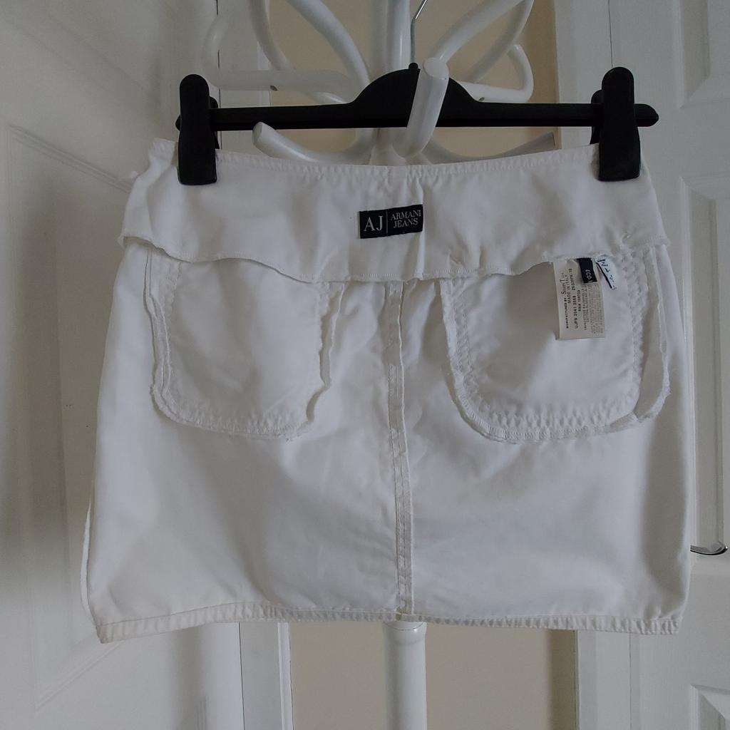Skirt AJ | ”Armani Jeans” White Colour Good Condition

Manufactured by Simin T S.P.A.

Actual Size: cm

Length: 35 cm front

Length: 34 cm back

Length: 36 cm side

Volume Waist: 73 cm – 74 cm

Volume Hips: 81 cm – 83 cm

Size: 10 (UK) Eur 36, US 6

100 % Cotton

 Made in Italy
