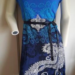 Sehr schönes Desigual Kleid 
In schönen blauen Farben 
Größe ist XL fällt eher auf L
Das Kleid wurde nur einmal getragen, mit Schnürband und am Saum eine schöne Häkelborte ,Versand 2,70€
Keine Rücknahme und ohne jegliche Gewährleistung 
Kein PayPal ❗❗❗ Festpreis