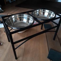 brand new metal framed feeding stand with 2 stainless steal bowls
H: 26.5 cm L:  43 cm W: 22cm