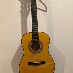 medium size guitar, in good condition like new, It is a guitar with six strings brand Martin Smith