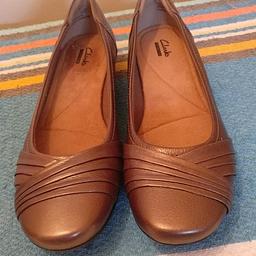(new Clarks )

Albury pixie pewter leather shoes

Size -8 
Fit - D 
Eur- 42 

Comes with box 

Collection b13 Moseley