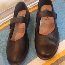 Shoes 
Size 8 

Cushion- walk , flexible comfort 
Black Strap across shoes 

Only been tired on , 

Collection b13 Moseley