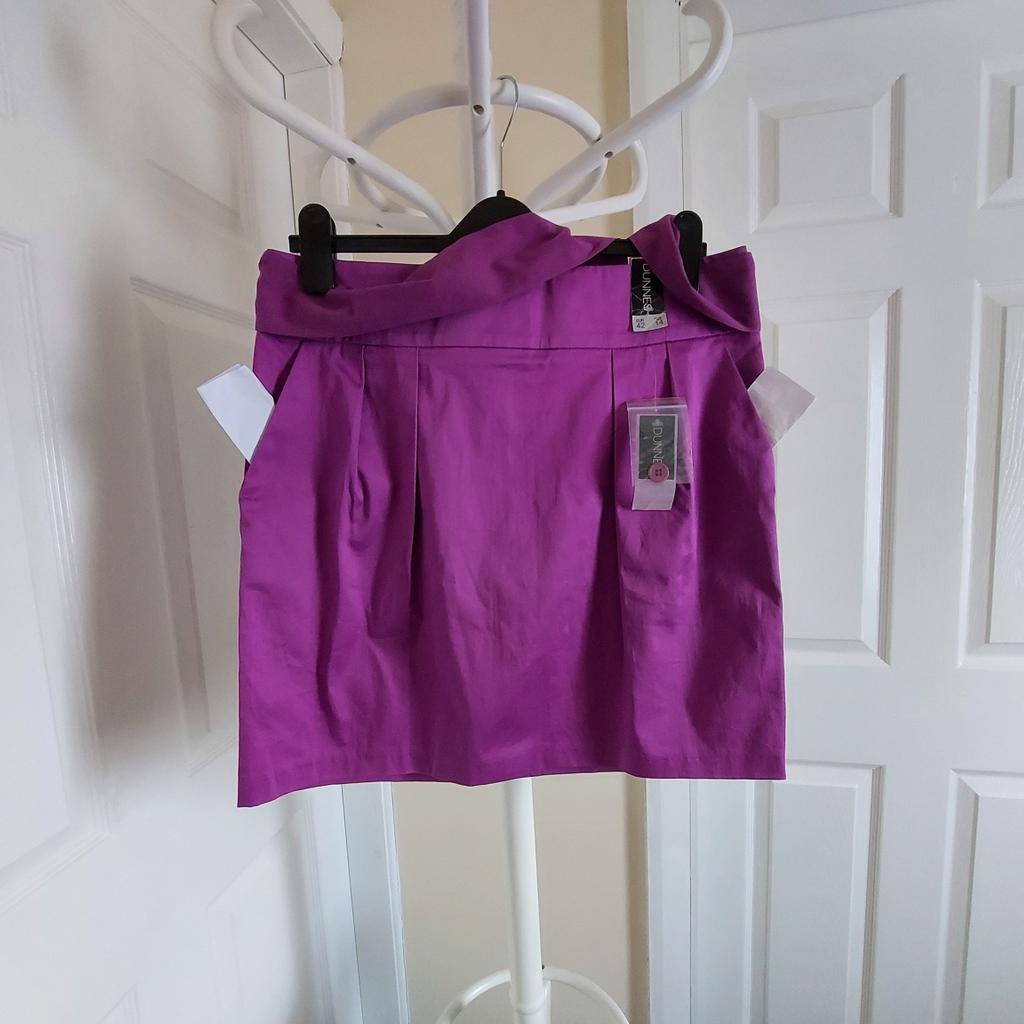 Skirt St.Bernard For “Dunnes” Sateen Bow Skirt Purple Colour New With Tags

Actual Size: cm

Length: 46 cm front

Length: 48 cm back

Length: 47 cm side

Volume Waist: 83 cm – 84 cm – actual size,
Waist: 28 INS (UK) Eur 71 cm – on the label.

Volume Hips: 92 cm – 94 cm – actual size,
Hips: 39 INS (UK) Eur 99 cm – on the label.

Size: 14 (UK) Eur 42

97 % Cotton
 3 % Elastane

Belt: 65 % Polyester
 35 % Cotton