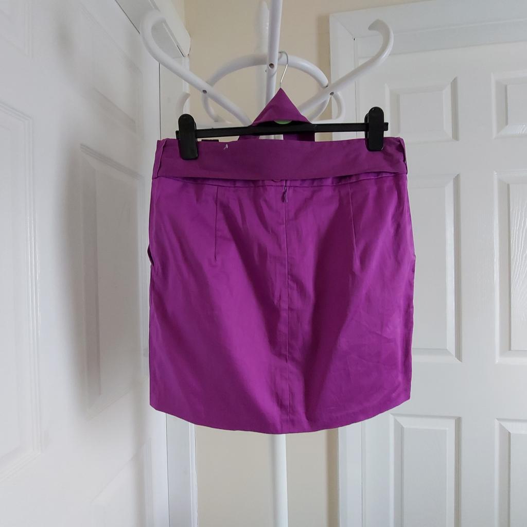 Skirt St.Bernard For “Dunnes” Sateen Bow Skirt Purple Colour New With Tags

Actual Size: cm

Length: 46 cm front

Length: 48 cm back

Length: 47 cm side

Volume Waist: 83 cm – 84 cm – actual size,
Waist: 28 INS (UK) Eur 71 cm – on the label.

Volume Hips: 92 cm – 94 cm – actual size,
Hips: 39 INS (UK) Eur 99 cm – on the label.

Size: 14 (UK) Eur 42

97 % Cotton
 3 % Elastane

Belt: 65 % Polyester
 35 % Cotton