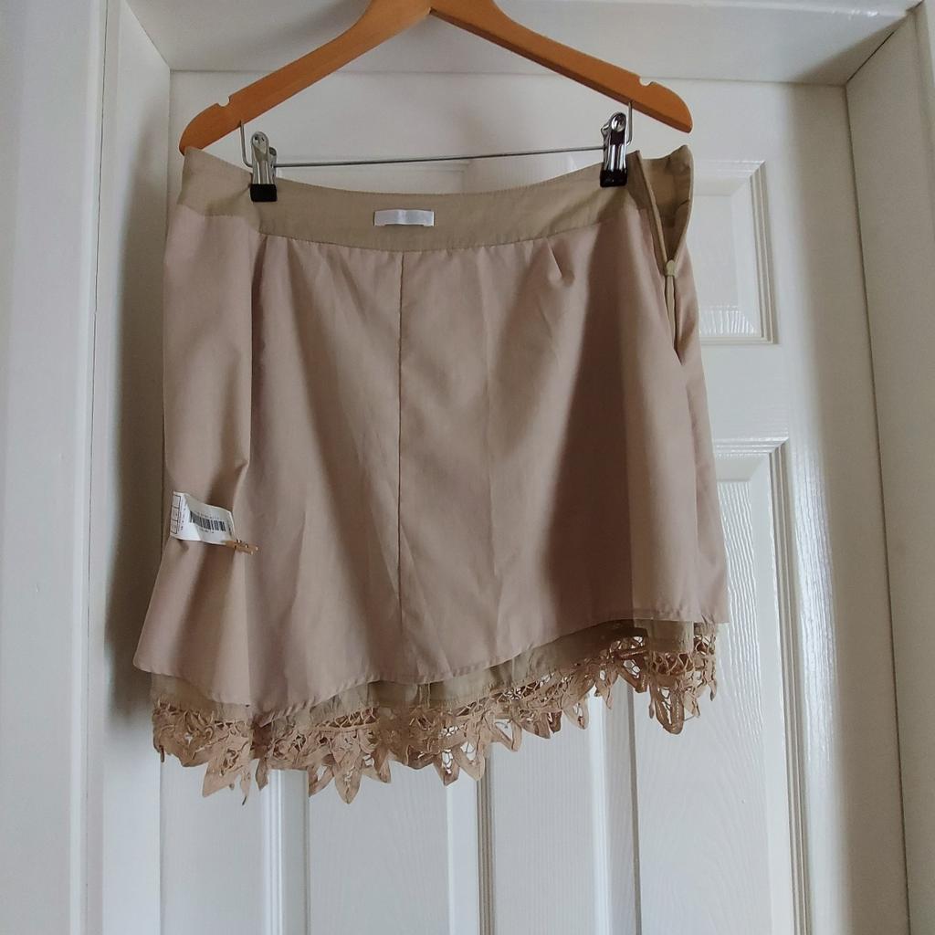 Skirt “Promod”Pale Sand Colour New Without Tags

Actual Size: cm and m

Length: 50 cm with right side

Length : 49 cm right side

Length: 46 cm with left side

Length: 46 cm side left side

Volume Waist: 85 cm – 86 cm

Volume Hips: 1.02 m – 1.04 m

Size: 14 (UK) Eur 42

Main fabric: 100 % Cotton

Lining: 65 % Polyester
 35 % Cotton

Made in China