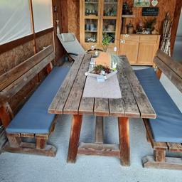 Holzgarnitur massiv, imprägniert stand immer unter Dach .
Tisch und 2 Bänke
Über Preis lässt sich noch verhandeln.
Ideal für Gartenhaus oder Alm Hütte