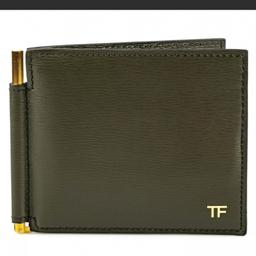 Brand New. Unwanted Gift. RRP £380

Olive-green calf leather money-clip bi-fold wallet from Tom Ford featuring a textured style, gold-tone hardware, a front logo plaque, multiple interior card slots, a clip fastening and an internal logo stamp.

1. DETAILS

- 8 cardholder pockets
- Gold-tone brass central money clip
- Logo detail on face, money clip and interior
- Measurements: Width: 10.5cm, Height: 9cm, Depth: 0.8cm
- Weight: 59 grams