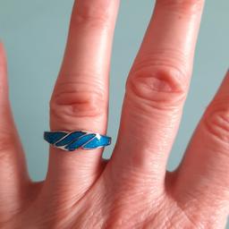 hübscher Ring in Silber 925
blaue Opale schmücken diesen tollen Ring 
Größe 53 (17mm Durchm.)
Versand 1,55 € im Polsterumschlag, keine Rücknahme und ohne jegliche Gewährleistung 
kein PayPal ❗❗❗