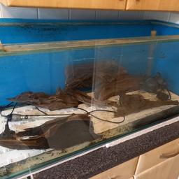 36inch long
15inch height
15inch width

Approx 130 litres 

Comes with -
Undergravel filter and power head
Heater
Bog wood x 6

There's no lid, light or cabinet

Collection only

No time wasters
