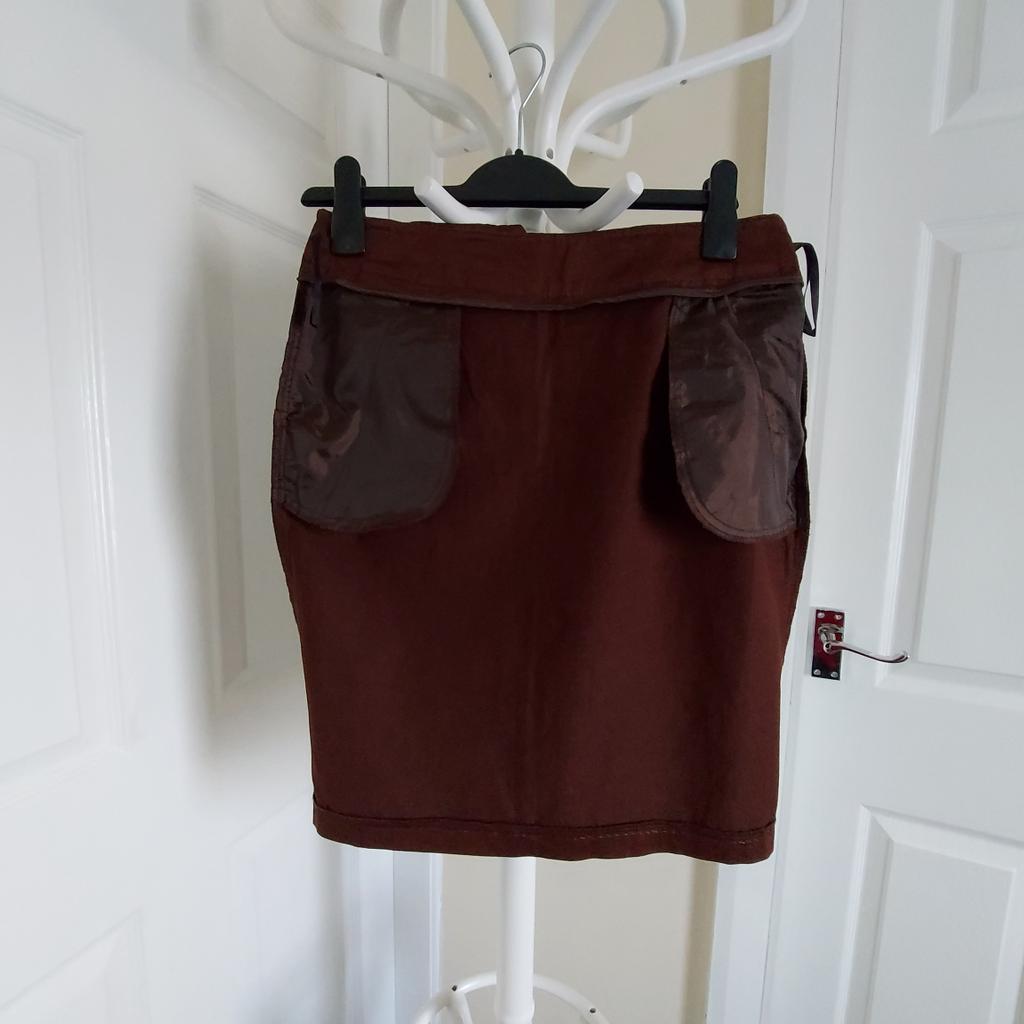 Skirt “Marks&Spencer” Without Belt Brown Colour New Without Tags

Actual Size: cm

Length: 52 cm front – actual size,
Length: 21 in (UK) Eur 53 cm – on the label.

Length: 51 cm back

Length: 54 cm side

Volume Waist: 73 cm – 75 cm

Volume Hips: 87 cm – 89 cm

Size: 10 (UK)

97 % Cotton
 3 % Elastane

Exclusive of Trimmings

 Made in Morocco