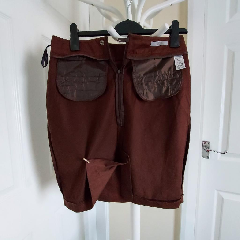 Skirt “Marks&Spencer” Without Belt Brown Colour New Without Tags

Actual Size: cm

Length: 52 cm front – actual size,
Length: 21 in (UK) Eur 53 cm – on the label.

Length: 51 cm back

Length: 54 cm side

Volume Waist: 73 cm – 75 cm

Volume Hips: 87 cm – 89 cm

Size: 10 (UK)

97 % Cotton
 3 % Elastane

Exclusive of Trimmings

 Made in Morocco