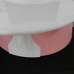 pink bumbo with tray used and put in storage
has some slight discolouration on the insides as shown on photos that won't be seen
straps are included they are just in the machine at the moment