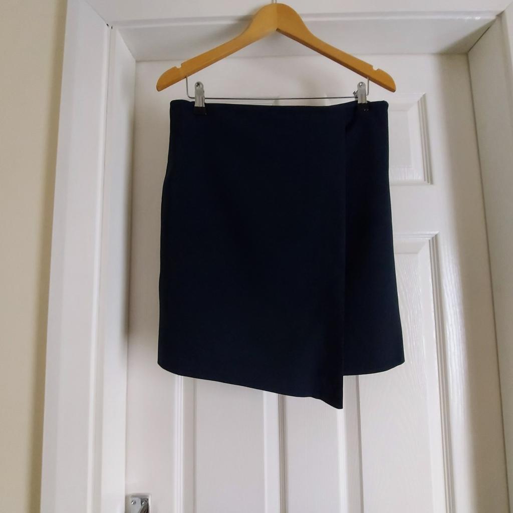 Skirt “Next”Dark Navy Colour New With Tags

Actual Size: cm

Length: 48 cm – 51 cm front

Length: 47 cm back

Length: 46 cm side

Volume Waist: 82 cm – 83 cm

Volume Hips: 90 cm – 92 cm

Size: 12 (UK) Eur 40

90 % Polyester
10 % Elastane

 Made in Sri Lanka