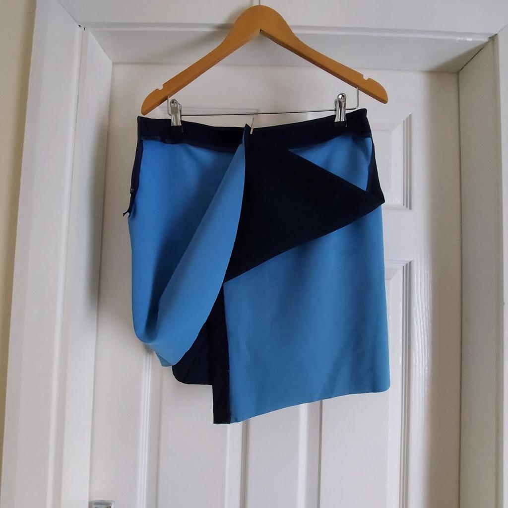 Skirt “Next”Dark Navy Colour New With Tags

Actual Size: cm

Length: 48 cm – 51 cm front

Length: 47 cm back

Length: 46 cm side

Volume Waist: 82 cm – 83 cm

Volume Hips: 90 cm – 92 cm

Size: 12 (UK) Eur 40

90 % Polyester
10 % Elastane

 Made in Sri Lanka