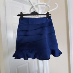 Skirt ”Dorothy Perkins”
Navy Colour New With Tags

Actual Size: cm

Length: 42 cm

Length: 41 cm side

Volume Waist: 66 cm – 67 cm

Volume Hips: 75 cm – 76 cm

Size: 6 (UK) Eur 34

Shell / Exterior: 100 % Polyester

Lining: 100 % Polyester

Made in China