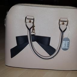Verkaufe eine neue Handtasche mit Etikett.

Farbe: Rose

Abholung oder Versand

Keine Rücknahme