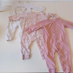 Verkaufe diese 3 Pyjama in Gr. 74 von H&M.

Sind in einem einwandfreien Zustand.

Nur als Set!

Da es sich um einen Privatverkauf handelt keine Garantie, Gewährleistung, Rücknahme oder Umtausch!