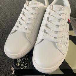 Colour: White
Size 9

Crosshatch lace up low profile trainers.
Branding to the tongue and heel.
Synthetic upper.
Textile lining.
Lace fastening.
Metal lace eyelets.
Cushioned insole.
Lightly padded ankle and tongue.
Rubber sole.
Perforated detailing for breathability.