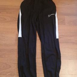Nike tracksuit bottoms
size 147cm-158cm i would say for sizes between 11-13 depending on height.
only worn a few times.
can be collected from B32 or B65. Delivery or post can be arranged for an additional fee.