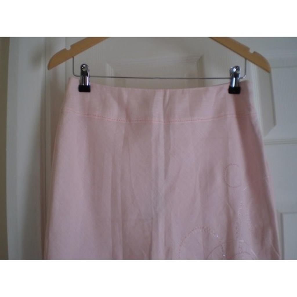 Skirt “Rocha.John Rocha” Linen Pale Pink Colour
New With Tags

Designers at Debenhams

Actual Size: cm

Length: 62 cm front

Length: 63 cm back

Length: 63 cm side

Volume Waist: 75 cm – 77 cm

Volume Hips: 93 cm – 96 cm

Size: 10 (UK) Eur 38

Shell: 100 % Linen

Lining: 100 % Acetate

Made in China

Retail Price £ 38.00