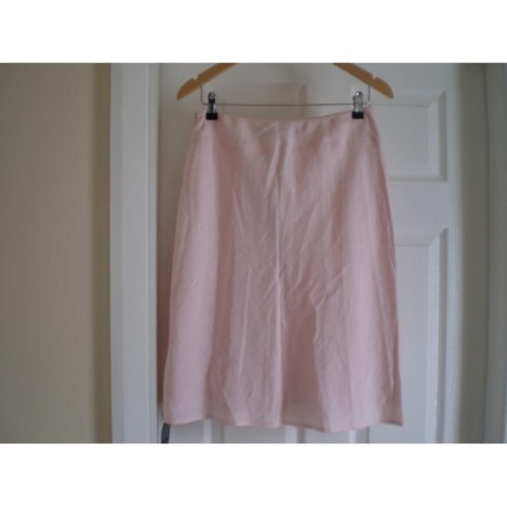 Skirt “Rocha.John Rocha” Linen Pale Pink Colour
New With Tags

Designers at Debenhams

Actual Size: cm

Length: 62 cm front

Length: 63 cm back

Length: 63 cm side

Volume Waist: 75 cm – 77 cm

Volume Hips: 93 cm – 96 cm

Size: 10 (UK) Eur 38

Shell: 100 % Linen

Lining: 100 % Acetate

Made in China

Retail Price £ 38.00