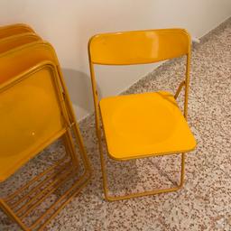 4 stycken snygga stolar i plast med metallram. Säljs ihop för 120kr. Tar väldigt lite plats att förvara. Bra att ha när det behövs extra sittplatser.