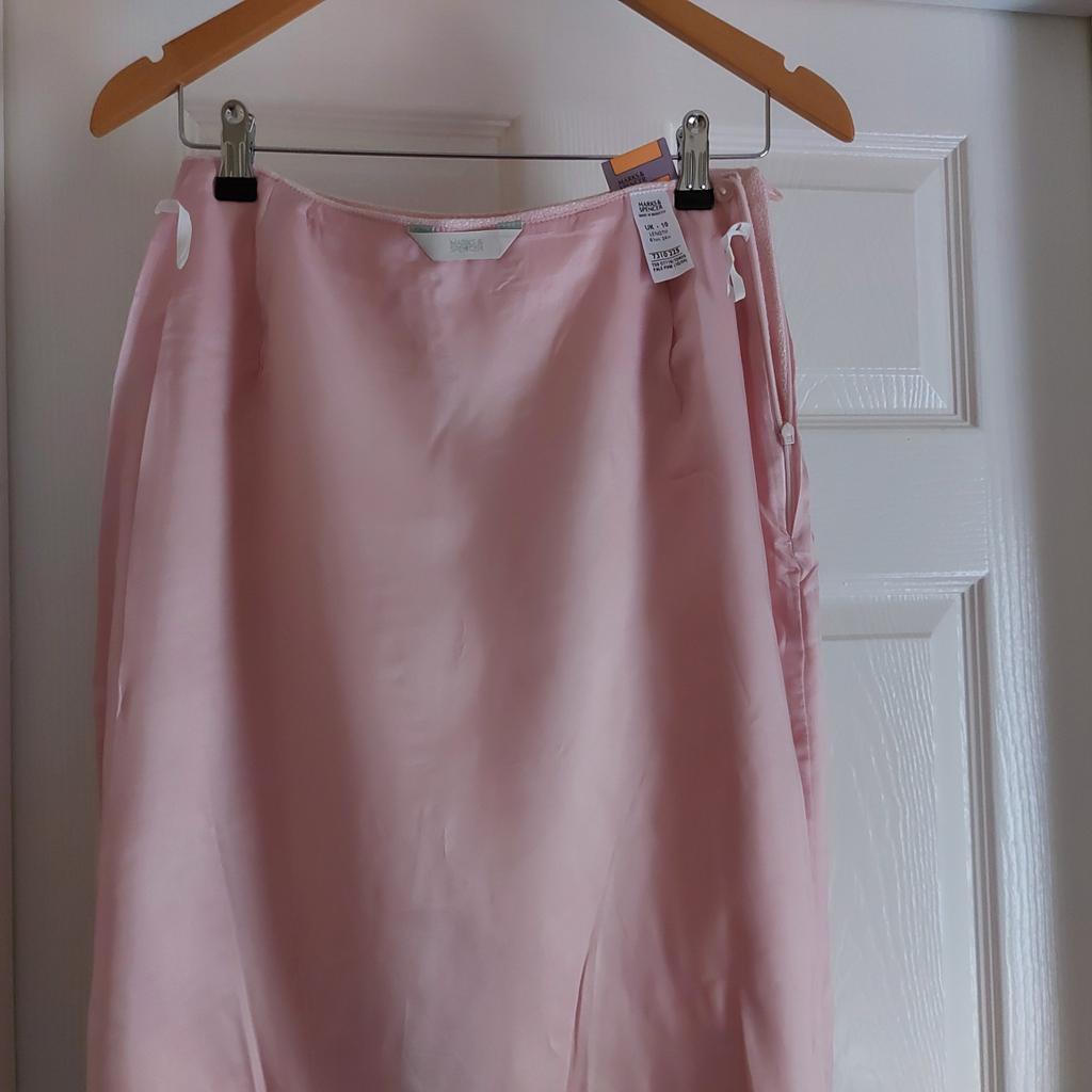 Skirt “Marks&Spenser”Italian Fabric Pale Pink Colour
New With Tags

Actual Size: cm

Length: 61 cm – actual size,
Length: 24 in (UK) Eur 61 cm – on the label.

Length: 62 cm side

Volume Waist: 69 cm – 70 cm

Volume Hips: 84 cm – 87 cm

Size: 10 (UK)

Main Fabric: 65 % Viscose
 19 % Acrylic
 9 % Polyester
 7 % New Wool

Lining: 100 % Viscose

Made in Morocco

Retail Price £ 35.00
