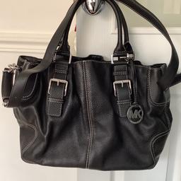Beautiful Real Leather Michael KORS Handbag.
Complete with Dust Bag
Comes with Shoulder Strap
BARGAIN!!!!!
Please check out my other items!
Collection only.