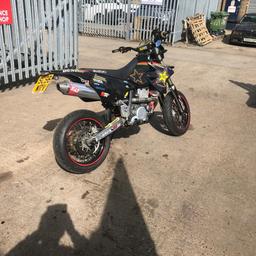 DRZ400 sm
This bike is ready to go mot and just been serviced cost £150
Loads of extras
Excell rims £1000
Yoshi exhaust £100
Cr39 flat side race carb with throttle and kn air filter and fitted and setup professionally £1500
New tyres £150
Levers brake and clutch
Head light setup
Silicone hoses
And what Ever else you see
This bike is amazing and perfect ready to ride

DELIVERY AVAILABLE