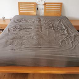 Bett aus Buchenholz. Kopfteile kann man entfernen.
Bettmaße: 200 x 220 cm  (200 brei, 220 lang) 
Zwei Nachtkästchen: 60 x 48 cm

OHNE Lattenrost und Matratzen!
Abholung in Linz