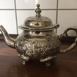 Sehr schöne orientalische Teekanne aus Marokko Fes, nie benutzt, stand nur als Deko
Für 2 Tassen, Volumen 400 ml 
Material: Versilberte Messing. Handarbeit!!