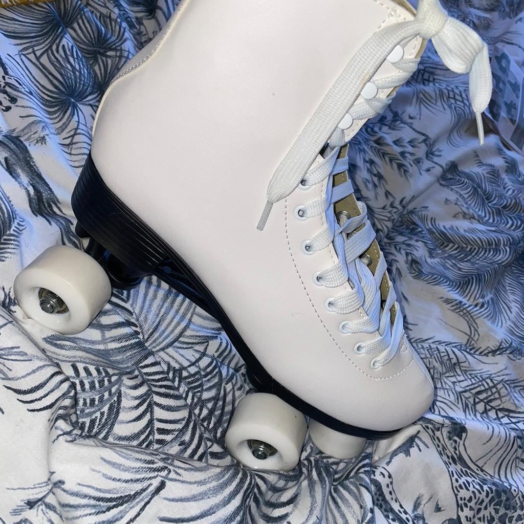 Women’s Roller Skates Size 8 in LA1 Lancaster for £40.00 for sale