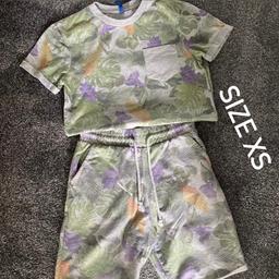 Men’s tropical co ord from H&M size Xs would fit teenager also. Good condition. T-shirt and jogger shorts.