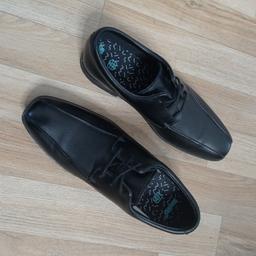 Clarks black leather shoes 
Size 4.5 UK but fit like 5 UK 
Very comfortable
Used once, no signs of wear
