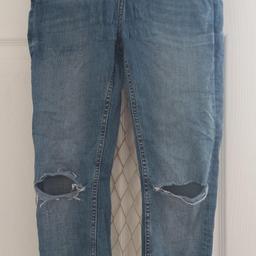 Excellent condition Zara super skinny size 10 would fit an 8. ripped knee and frayed leg cuffs. perfect for #summer21 🔥