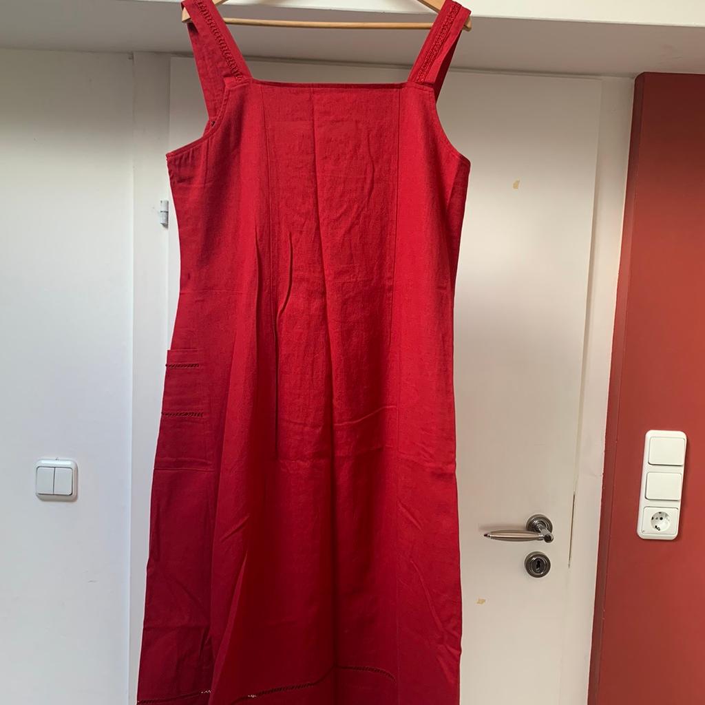 Hallo,
Zum Verkauf steht dieses tolle Kleid von Miss eighteen.
Farbe rot
Größe L
Kleiner Fleck vorhanden (siehe Bild) sollte aber beim Waschen rausgehen!
Versand gegen Aufpreis möglich
Beste Grüße